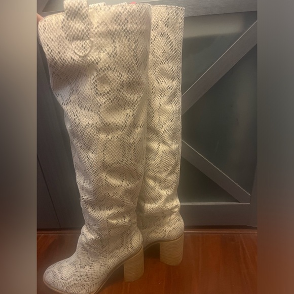 Knee high snake skin boots - Picture 3 of 3